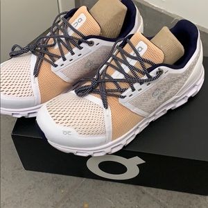 On shoes model: Cloud stratus